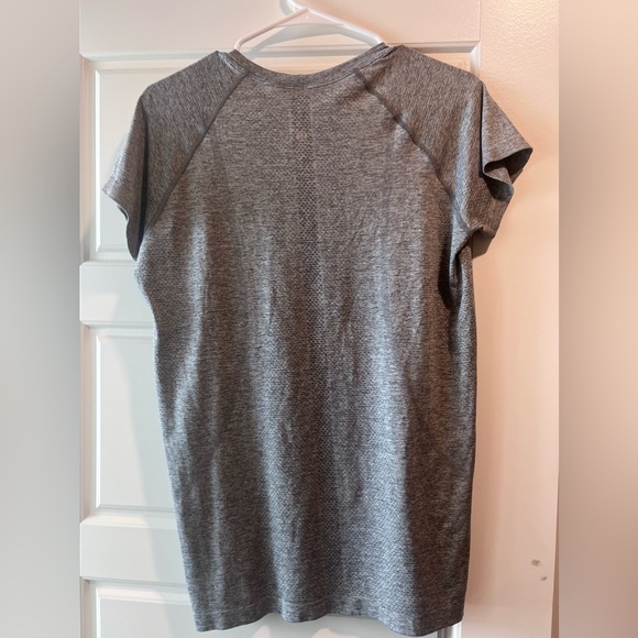 Grey LuluLemon Scuba shirt! Great condition, worn once ✨ - Picture 2 of 4